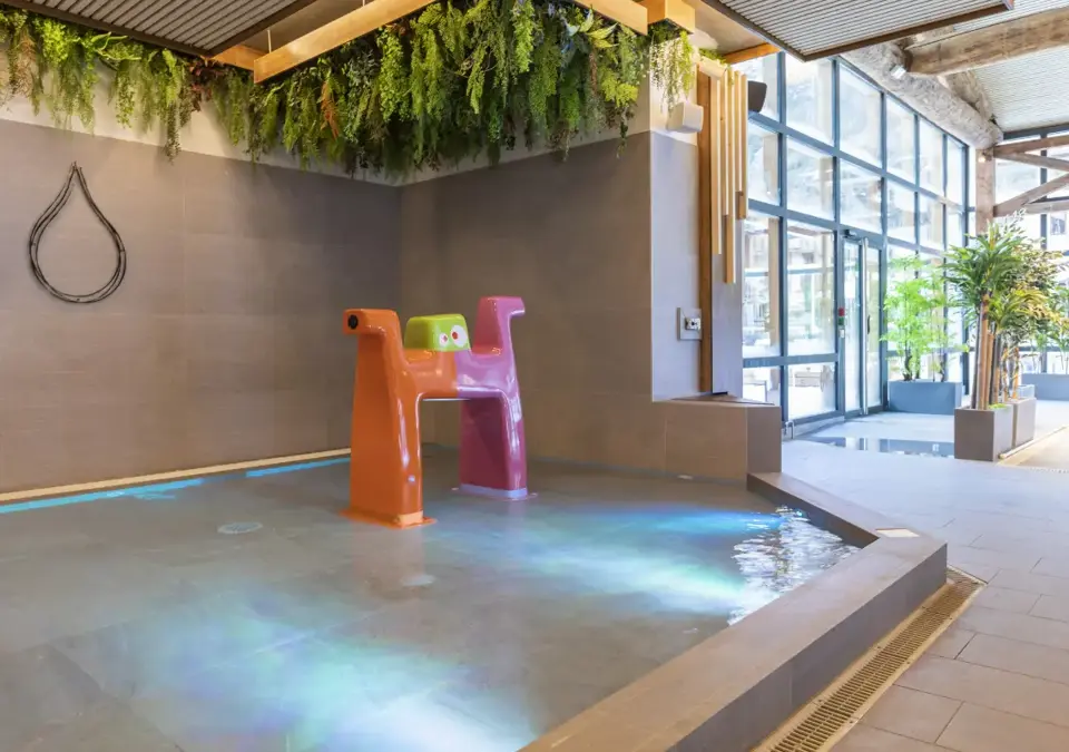 Les Balcons Platinium-Val Cenis-Kids pool (©ManuReyboz).webp