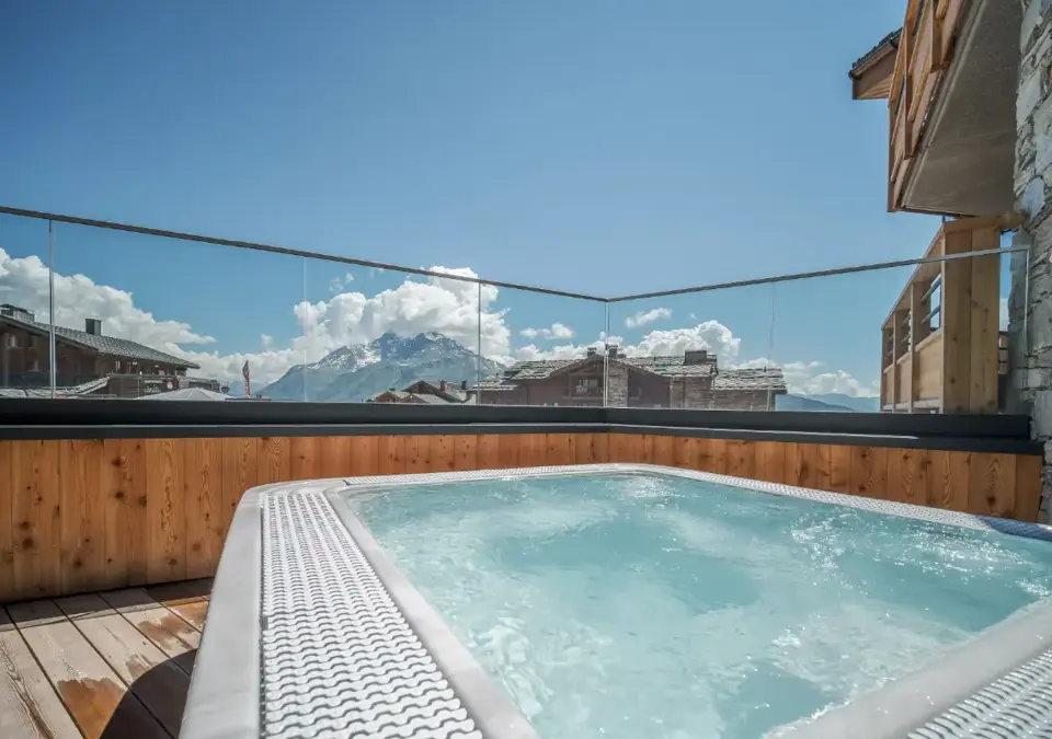 Sky-La Rosiere-Outdoor hot tub (2).webp