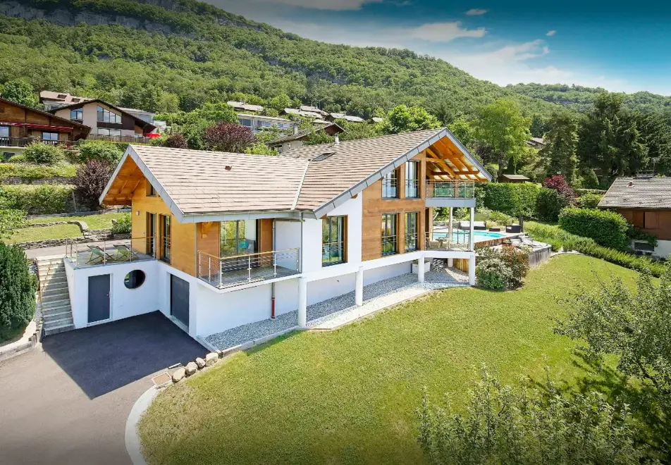 Villa Flying Dragon, Lake Annecy (self catered chalet) - Set in beautiful grounds