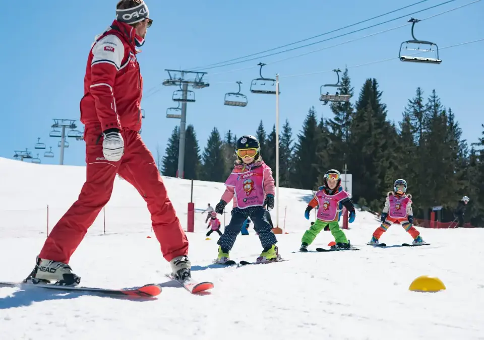 Les Gets ESF childrens ski school (©DavidJordaniis).webp