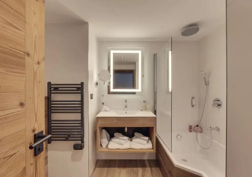 Avancher Hotel-Val d'Isere-Junior suite (1).webp