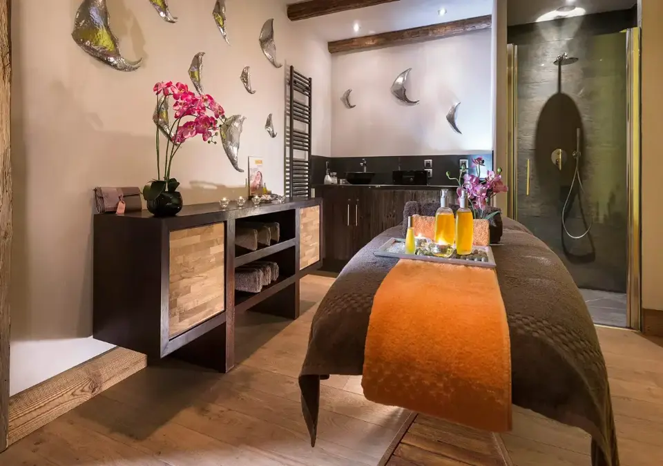 Kalinda-Tignes 1800-Treatment room.webp