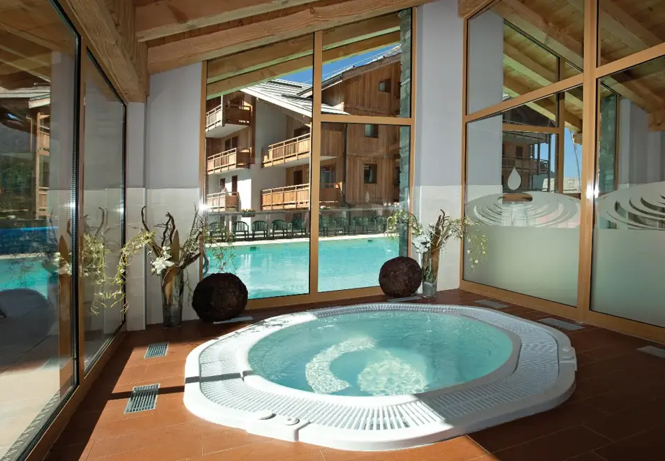 Hameau des Airelles, Montgenevre (self catered apartments) - Hot Tub (©GIRAUD)