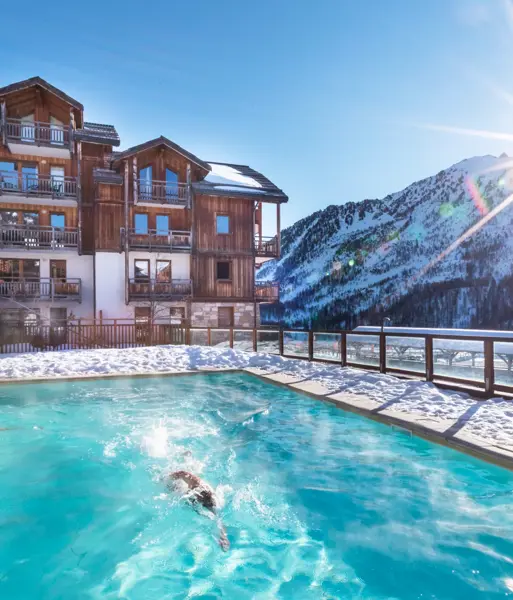 Hameau des Airelles, Montgenèvre (self catered apartments) - Outdoor heated pool (©ManuReyboz)