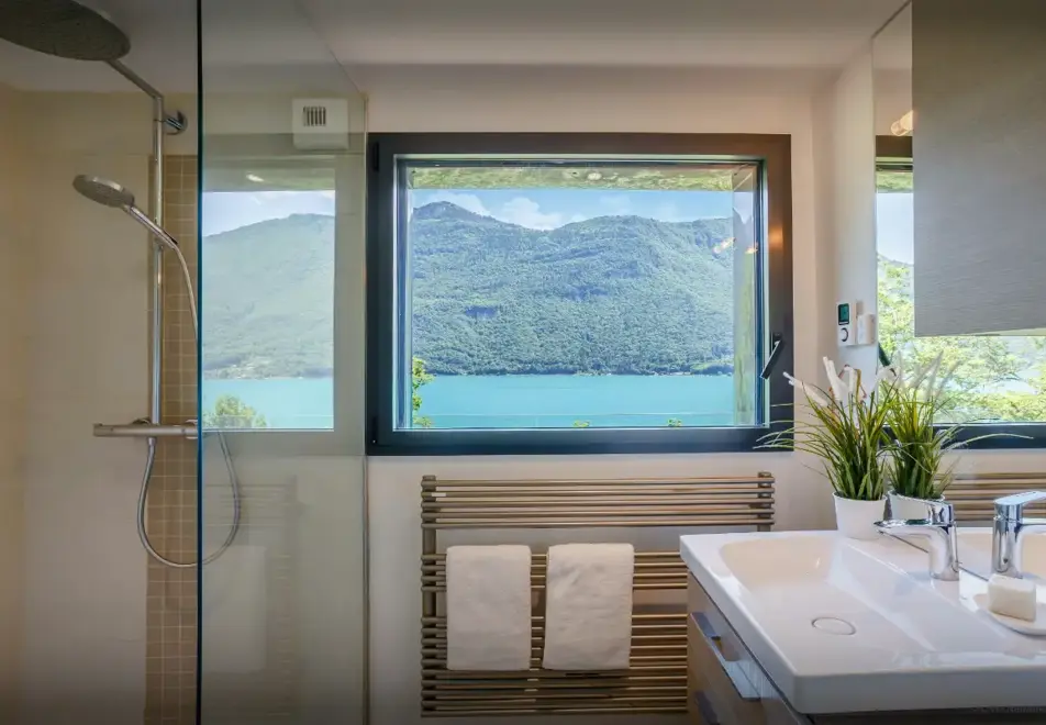 Chalet Lomatika, Lake Annecy (self catered chalet) - Shower room