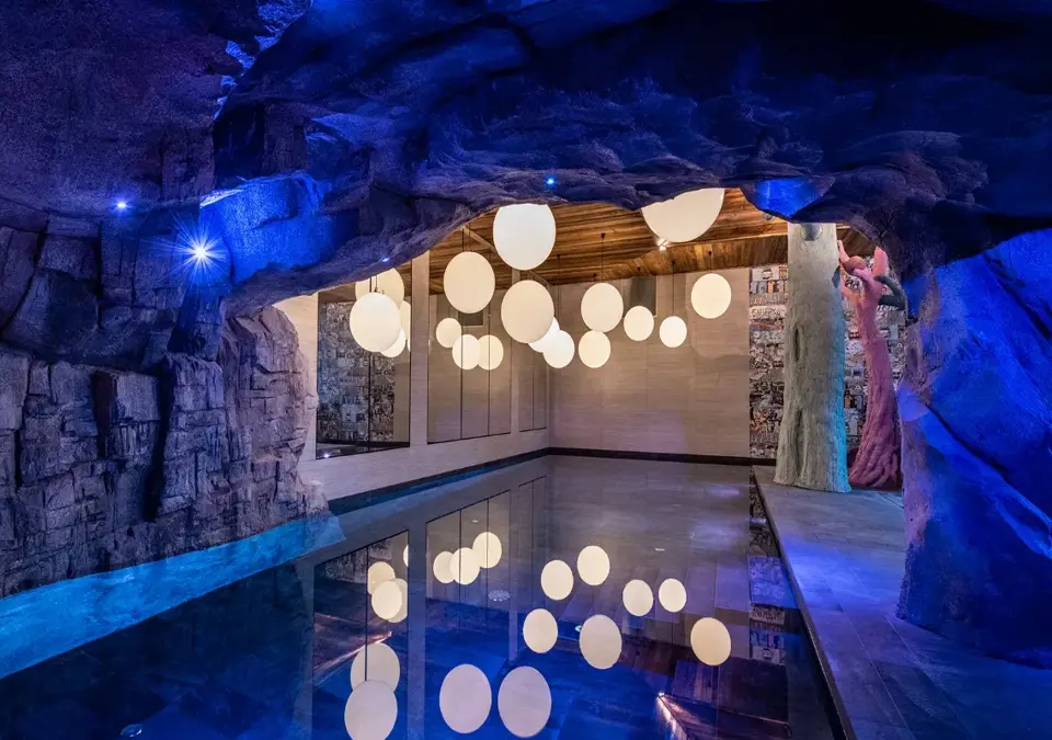 Izia-Val d'Isere-Indoor pool (1).webp