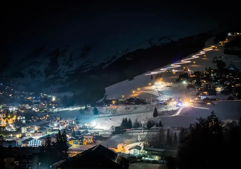 La Clusaz at night (©David Machet).webp