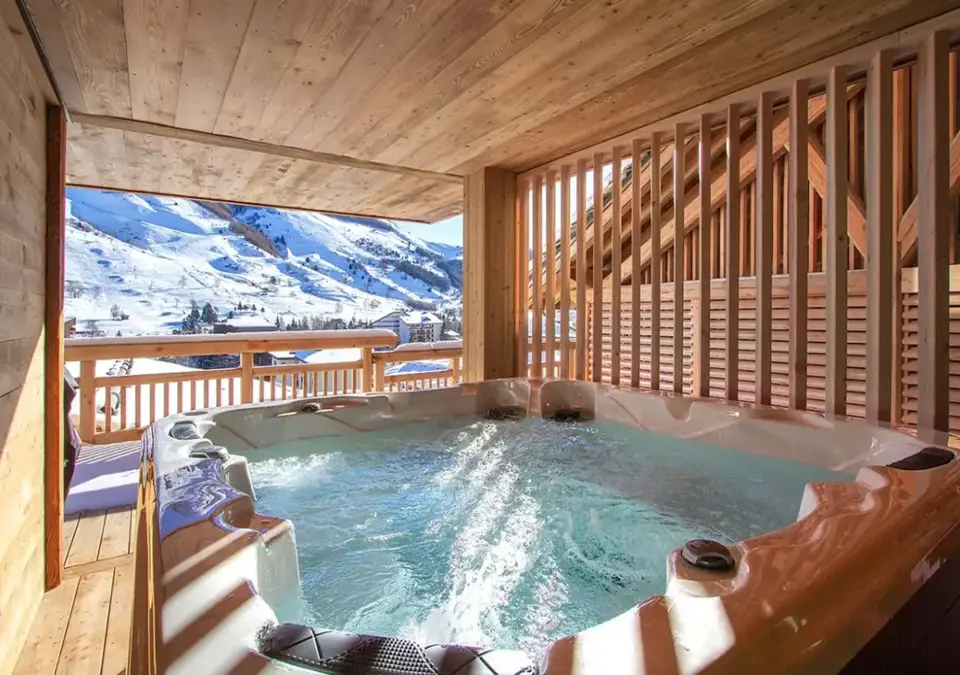Chalet Le Lynx-Les Deux Alpes-Hot tub.webp