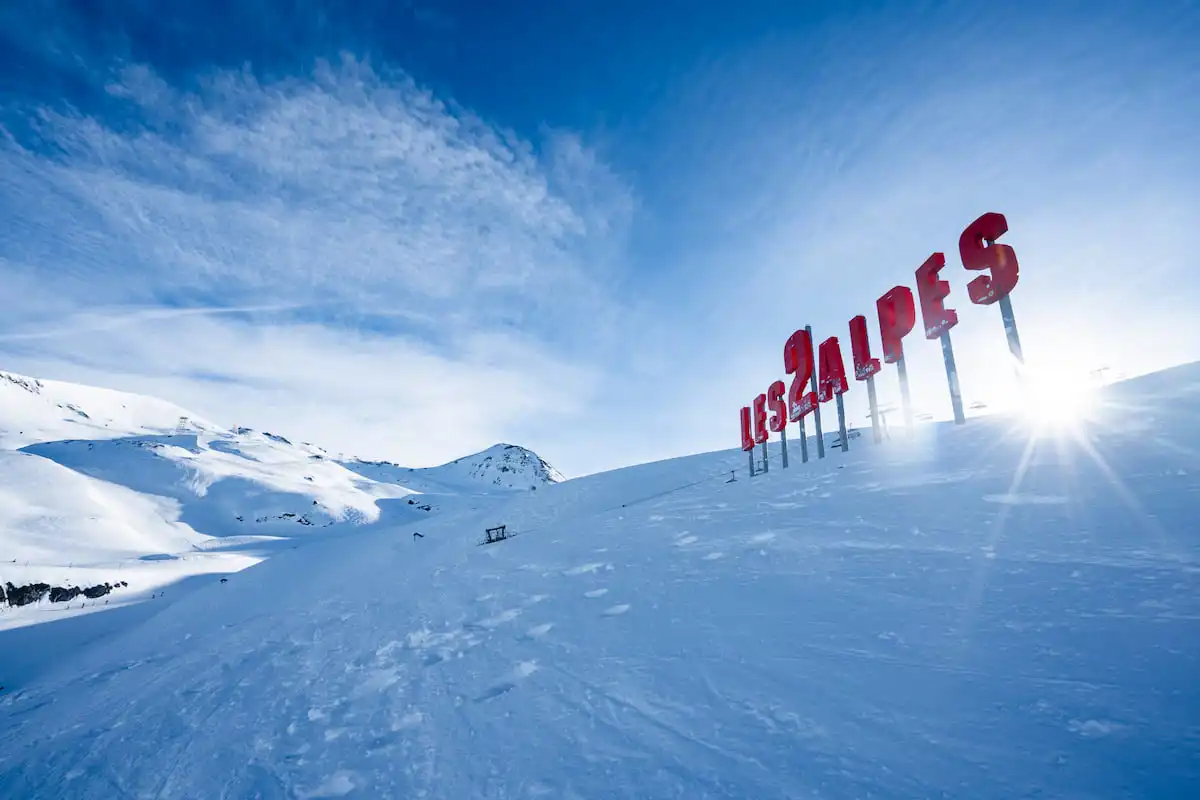 Les 2 Alpes sign surrounded by snow
