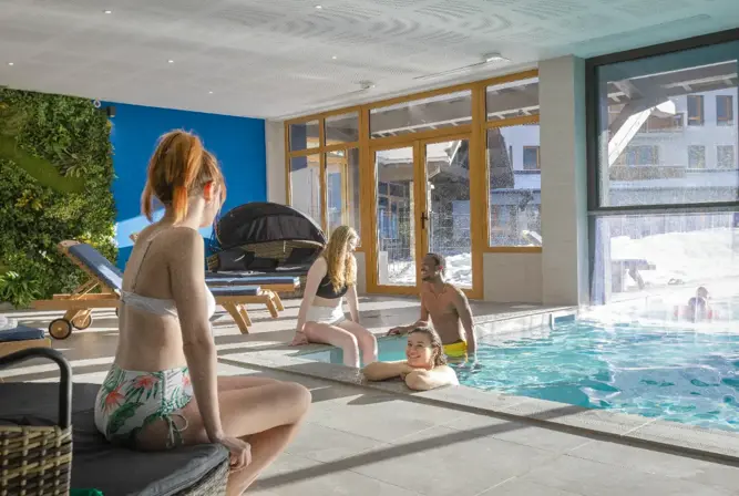 Les Clarines-Les Deux Alpes-Indoor outdoor pool  (©ManuReyboz).webp