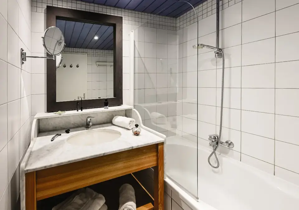 Val Claret-Tignes Val Claret-Typical room (4).webp