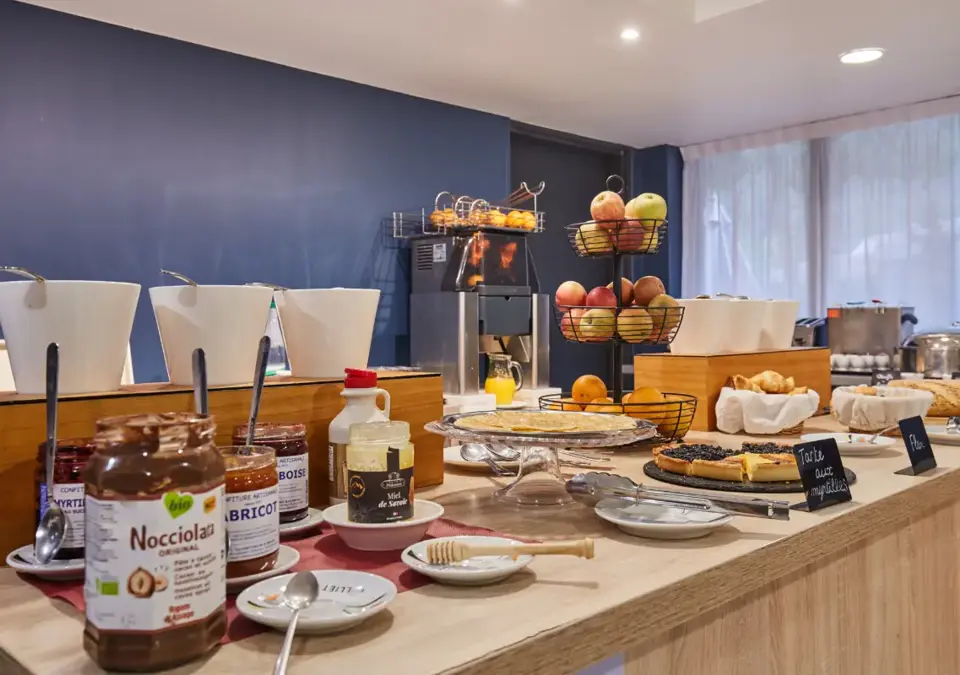 Isatis-Chamonix-Breakfast room (2).webp