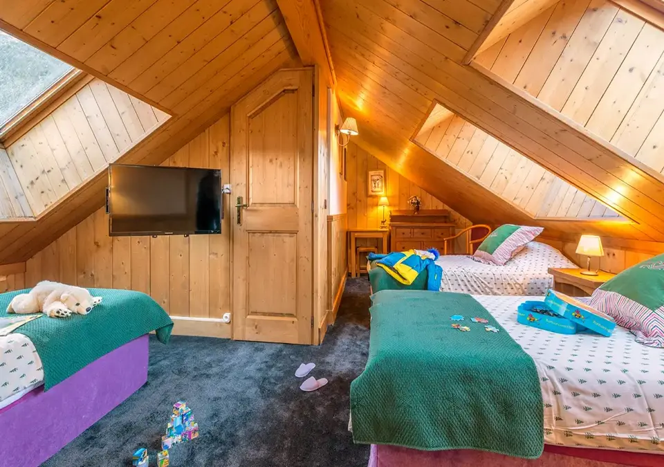 eterlou-meribel-chambre_famille_5pers (2).webp
