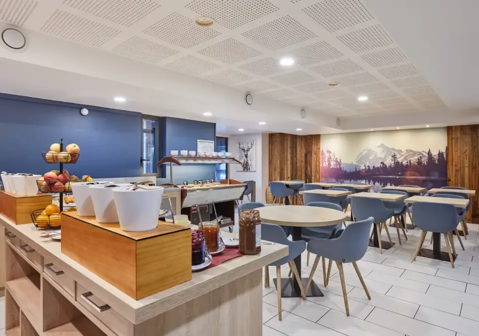 Isatis-Chamonix-Breakfast room (1).webp