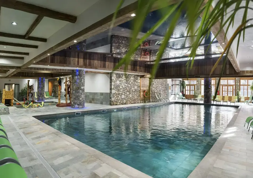 Kalinda-Tignes 1800-Indoor pool.webp