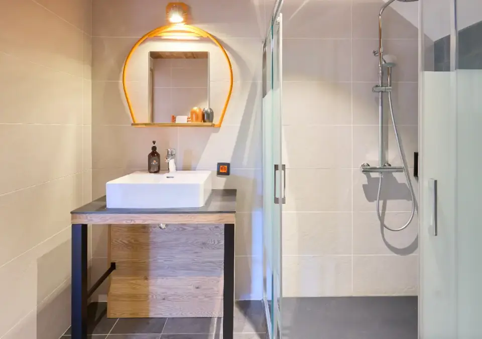 Basecamp Lodge-Les Deux Alpes-Typical room (4).webp