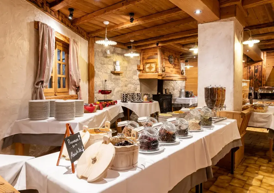 Hotel Le Petit Dru-Morzine-Bar restaurant (3).webp