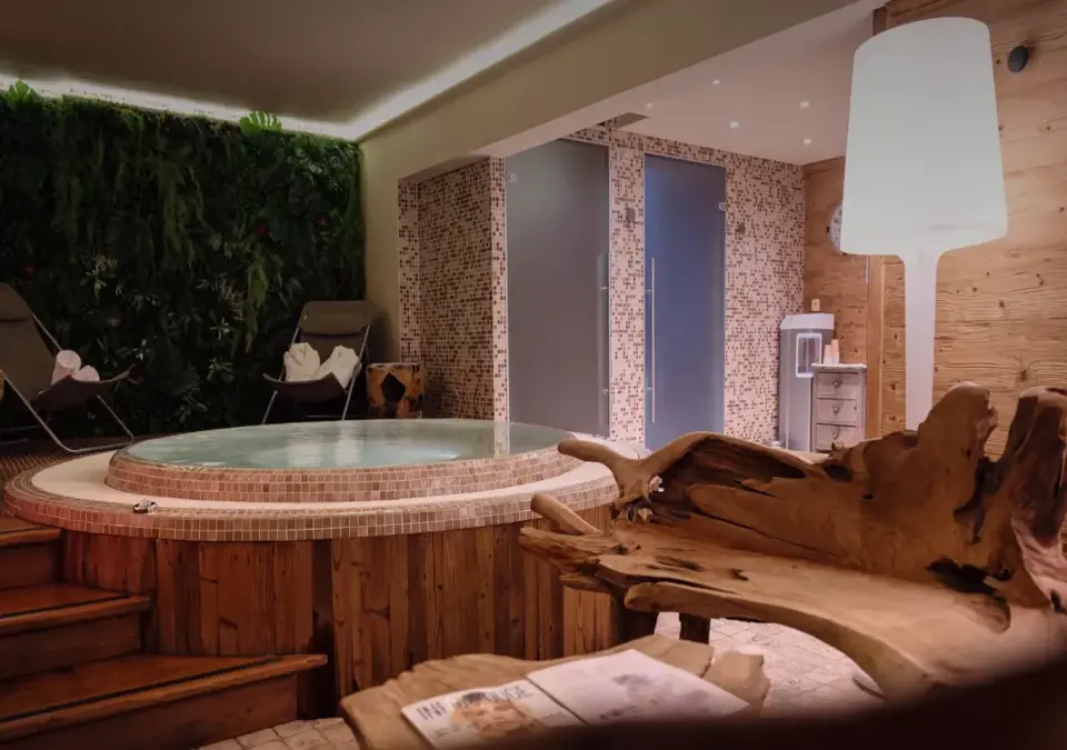 Hotel Alpen Ruitor-Meribel-Hot tub.webp