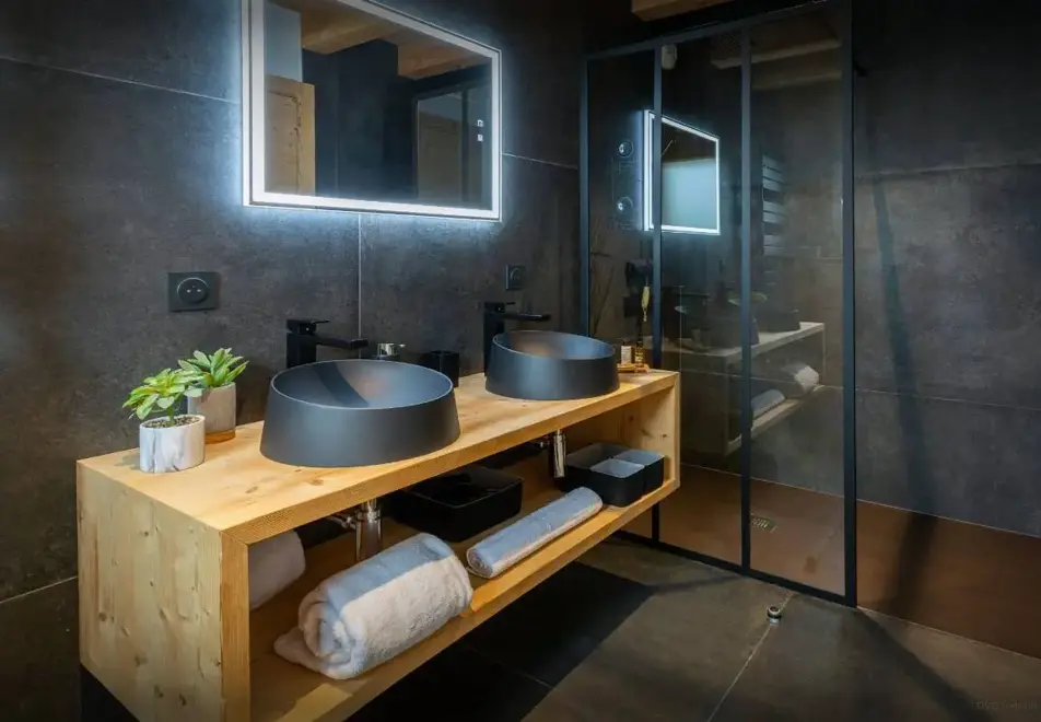 Chalet Lezopea, Samoens (self catered chalet) - Shower room