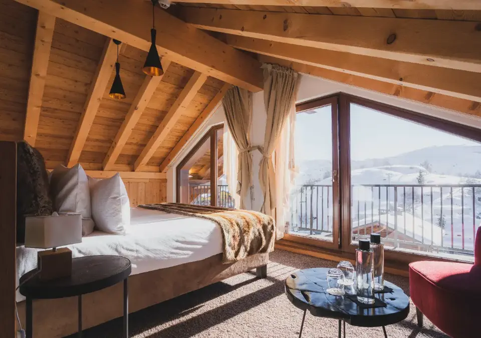 Daria-I Nor-Alpe d'Huez-Typical room styles (©Norman Giry) (1).webp