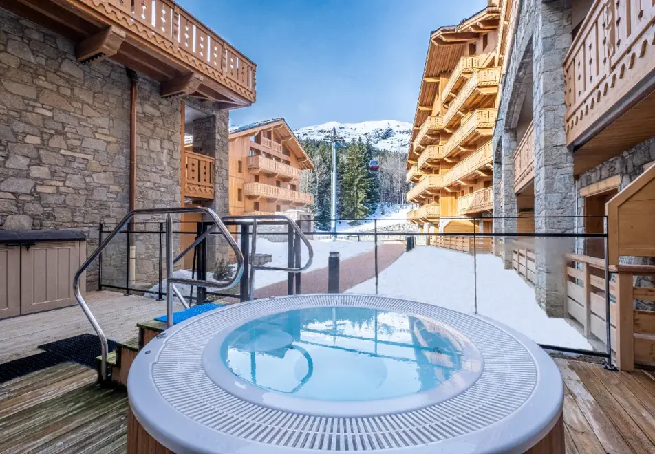 l'Hevana, Meribel (self catered apartments) - Outdoor hot tub