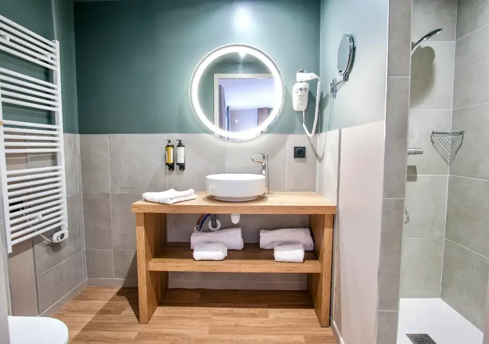 Les Cretes-Les Deux Alpes-Typical room (2).webp